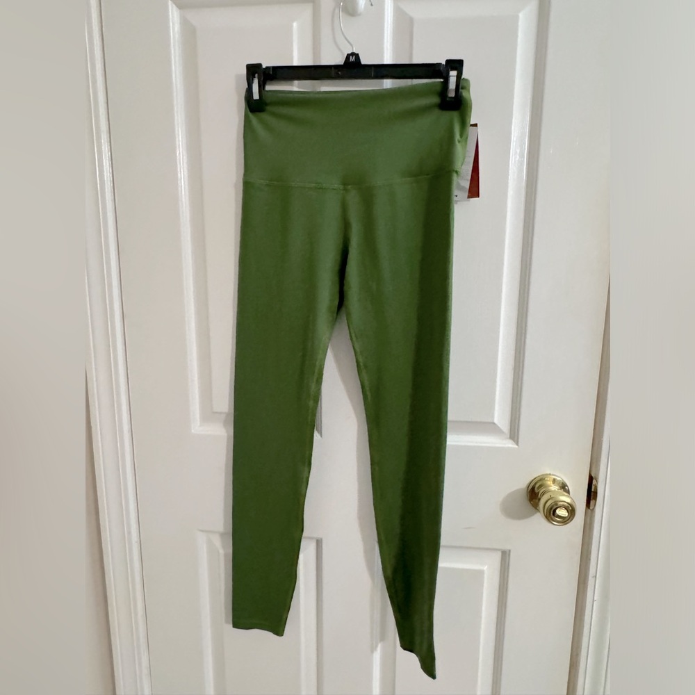 NWT Women’s Swissbrand size small leggings.